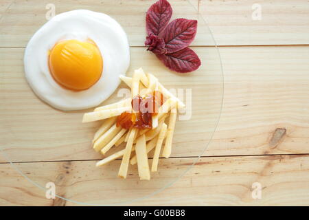 Nachahmung Ei Chips gemacht mit Früchten und Sahne Stockfoto