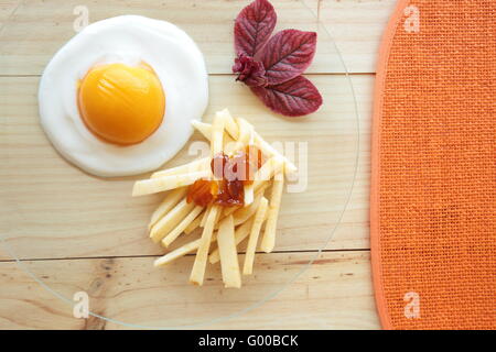 Nachahmung Ei Chips gemacht mit Früchten und Sahne Stockfoto