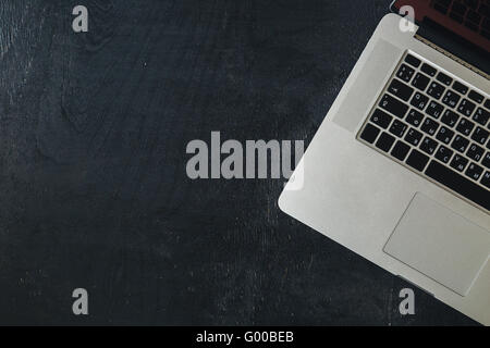 Laptop auf den schwarzen Schreibtisch aus Holz Stockfoto