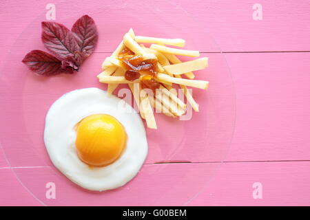 Nachahmung Ei Chips gemacht mit Früchten und Sahne Stockfoto