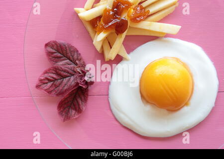 Nachahmung Ei Chips gemacht mit Früchten und Sahne Stockfoto