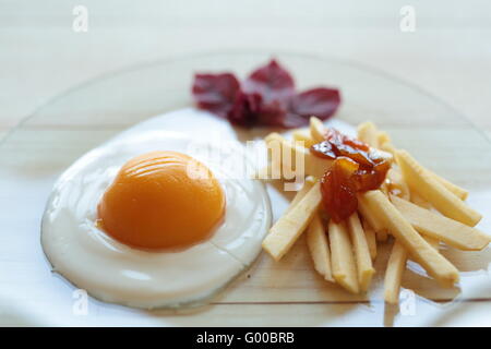 Nachahmung Ei Chips gemacht mit Früchten und Sahne Stockfoto