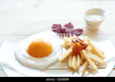 Nachahmung Ei Chips gemacht mit Früchten und Sahne Stockfoto