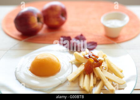 Nachahmung Ei Chips gemacht mit Früchten und Sahne Stockfoto