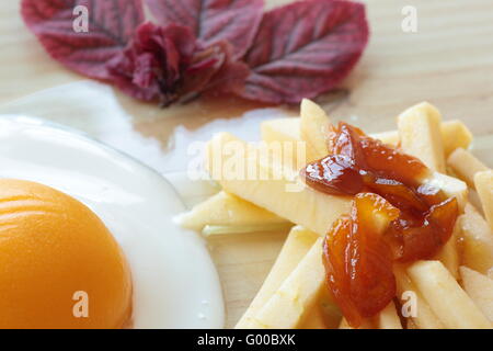 Nachahmung Ei Chips gemacht mit Früchten und Sahne Stockfoto