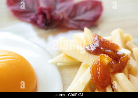 Nachahmung Ei Chips gemacht mit Früchten und Sahne Stockfoto