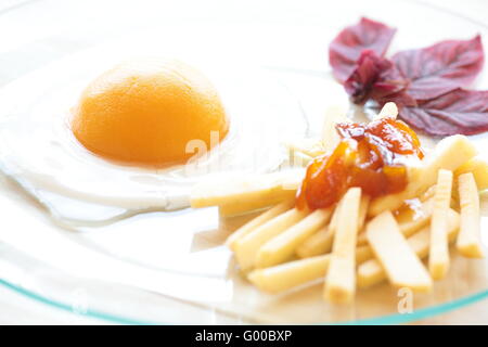 Nachahmung Ei Chips gemacht mit Früchten und Sahne Stockfoto