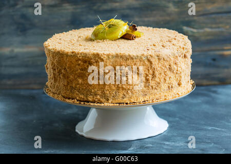 Kuchen mit Karamell-Äpfeln. Stockfoto