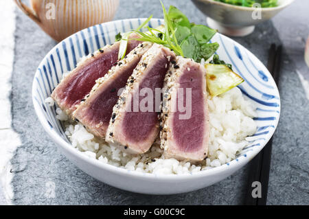 Thunfisch Tataki mit Reis und Gemüse Stockfoto