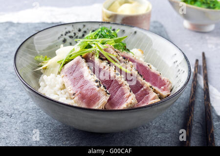 Thunfisch Tataki mit Reis und Salat Stockfoto