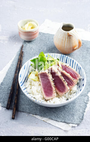 Thunfisch Tataki mit Reis und Gemüse Stockfoto