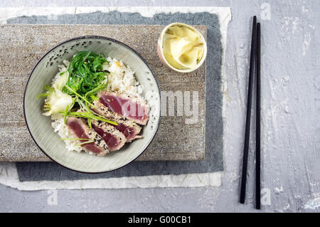 Thunfisch Tataki mit Reis und Wakame Stockfoto