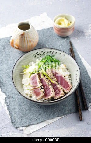 Thunfisch Tataki mit Reis und Salat Stockfoto