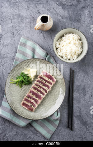 Thunfisch Tataki mit Reis und Wakame Stockfoto