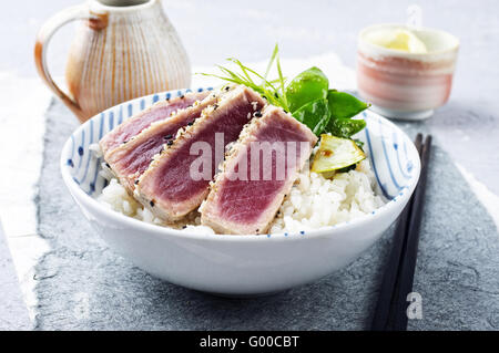 Thunfisch Tataki mit Reis und Gemüse Stockfoto