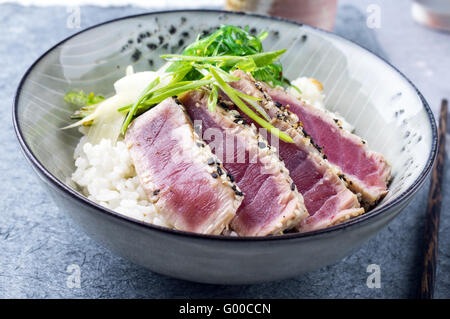 Thunfisch Tataki mit Reis und Salat Stockfoto