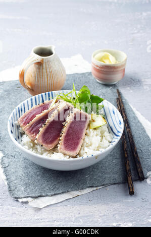 Thunfisch Tataki mit Reis und Gemüse Stockfoto