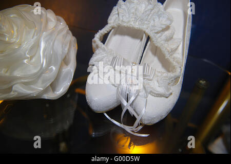 schöne weiße Braut Handtasche und Schuhe auf dem Tisch Stockfoto