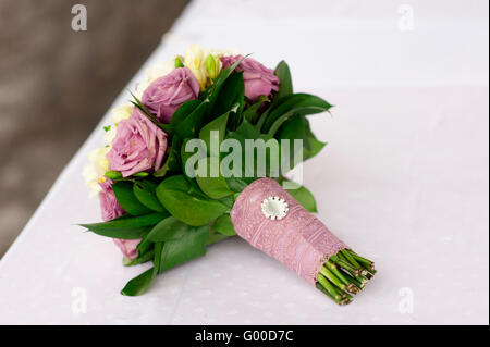 Brautstrauß lila und weißen Rosen auf dem Tisch Stockfoto