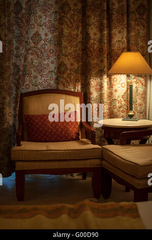 schöner Sessel und Lampe in einem Hotelzimmer Stockfoto