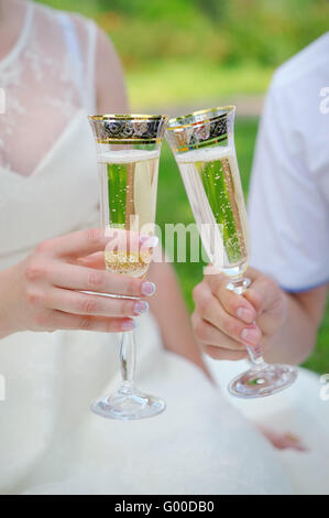 die Hand der Braut und Bräutigam mit Gläsern Champagner Stockfoto