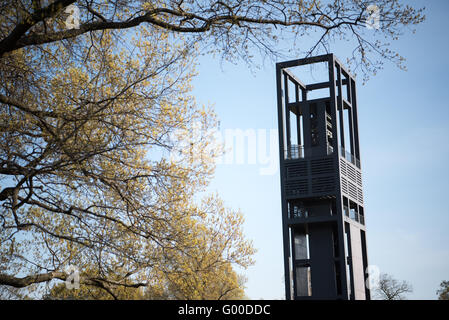 ARLINGTON, Virginia, USA – der niederländische Carillon, ein 127 Meter hoher offener Stahlturm, steht im Arlington Ridge Park. Dieses musikalische Denkmal, das 1954 von den Holländern geschenkt wurde, beherbergt 50 Bronzeglocken mit einem Gewicht von 42 bis 6.724 Pfund. Entworfen vom niederländischen Architekten Joost W. C. Boks, wurde es 1960 als Symbol der Freundschaft zwischen den USA und den Niederlanden geweiht. Das Carillon überblickt den Potomac River mit Blick auf die Skyline von Washington, DC, zwischen dem Marine Corps war Memorial und dem Arlington National Cemetery. Stockfoto