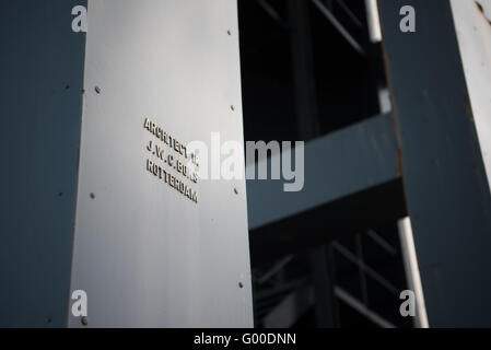 ARLINGTON, Virginia, USA – der niederländische Carillon, ein 127 Meter hoher offener Stahlturm, steht im Arlington Ridge Park. Dieses musikalische Denkmal, das 1954 von den Holländern geschenkt wurde, beherbergt 50 Bronzeglocken mit einem Gewicht von 42 bis 6.724 Pfund. Entworfen vom niederländischen Architekten Joost W. C. Boks, wurde es 1960 als Symbol der Freundschaft zwischen den USA und den Niederlanden geweiht. Das Carillon überblickt den Potomac River mit Blick auf die Skyline von Washington, DC, zwischen dem Marine Corps war Memorial und dem Arlington National Cemetery. Stockfoto