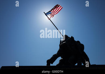 ARLINGTON, Virginia, USA – das Marine Corps war Memorial, auch bekannt als Iwo Jima Memorial, steht in Arlington, Virginia, etwas außerhalb von Washington, DC. Die Bronzestatue zeigt sechs Marines, die während der Schlacht von Iwo Jima im Zweiten Weltkrieg die amerikanische Flagge auf dem Mount Suribachi hissen. basierend auf dem ikonischen Foto von Joe Rosenthal. Stockfoto