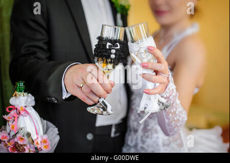 Schön dekorierte Hochzeit Gläser in die Hände der Braut eine Stockfoto