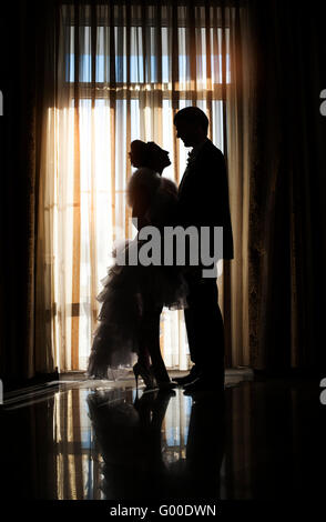 Silhouette der Braut und des Bräutigams in Hochzeitstag Stockfoto