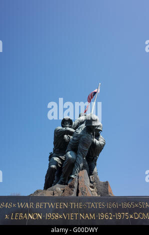 ARLINGTON, Virginia, USA – das Marine Corps war Memorial, auch bekannt als Iwo Jima Memorial, steht in Arlington, Virginia, etwas außerhalb von Washington, DC. Die Bronzestatue zeigt sechs Marines, die während der Schlacht von Iwo Jima im Zweiten Weltkrieg die amerikanische Flagge auf dem Mount Suribachi hissen. basierend auf dem ikonischen Foto von Joe Rosenthal. Stockfoto