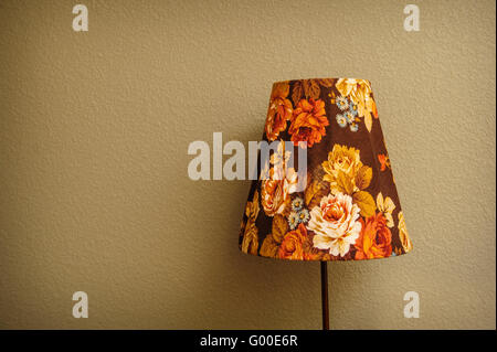 Vintage Schlafzimmer Stehleuchte leuchtend Orange in einer Ecke eines Raumes Stockfoto