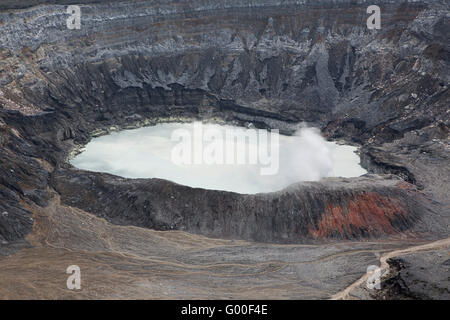 Der Krater des Vulkan Poas in Parque Nacional Volcan Poas (Poas Volcano National Park) in Costa Rica. Stockfoto