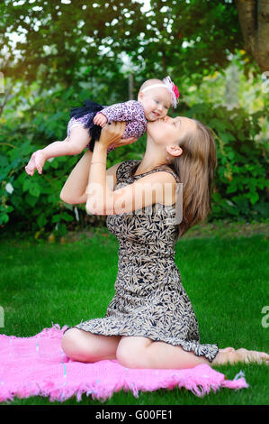 Porträt von glücklich liebende Mutter und ihr Baby im freien Stockfoto