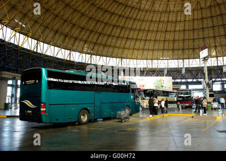 Abfahrt/Ankunft Bereich und geparkten Bus warten. Thessaloniki KTEL ...