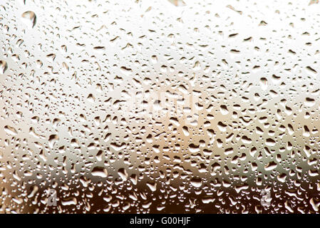 Regentropfen auf Glas Hintergrund Stockfoto