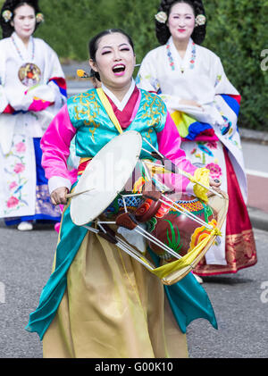 Musiker und Tänzer aus Südkorea in traditioneller Tracht. Stockfoto