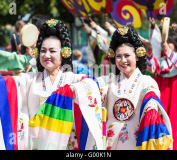 Tänzer aus Südkorea in traditioneller Tracht. Stockfoto