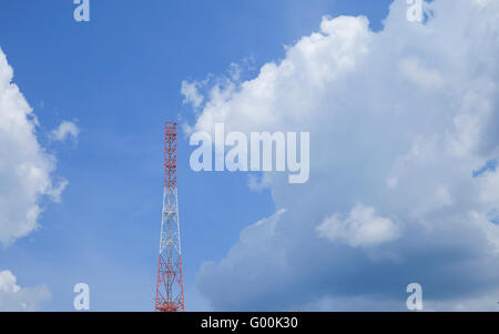 Gemeinsamen Fernmeldeturm über den blauen Himmel. Stockfoto