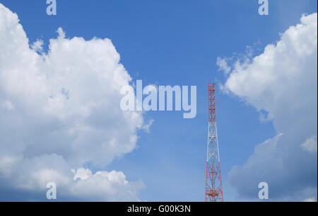 Gemeinsamen Fernmeldeturm über den blauen Himmel. Stockfoto