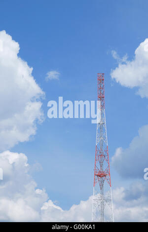 Gemeinsamen Fernmeldeturm über den blauen Himmel. Stockfoto