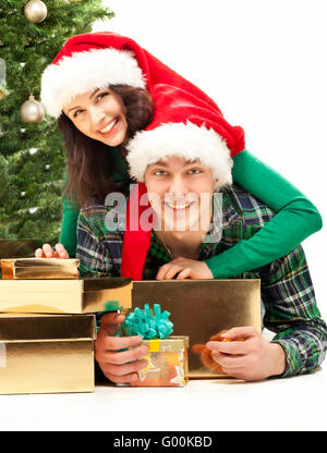 Junge glückliche Paar in der Nähe von einem Weihnachtsbaum. Stockfoto