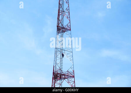 Gemeinsamen Fernmeldeturm über den blauen Himmel. Stockfoto