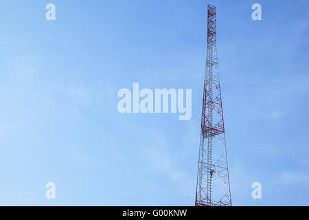 Gemeinsamen Fernmeldeturm über den blauen Himmel. Stockfoto