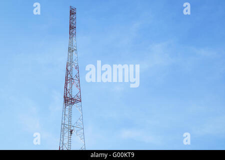 Gemeinsamen Fernmeldeturm über den blauen Himmel. Stockfoto