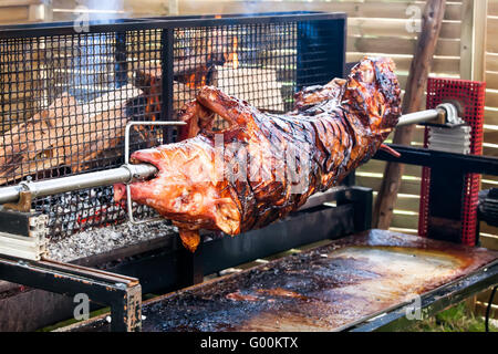 Gebratenes Schwein auf dem Gestell Stockfoto