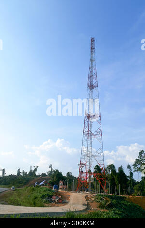 Gemeinsamen Fernmeldeturm über den blauen Himmel. Stockfoto