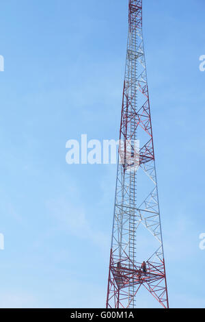 Gemeinsamen Fernmeldeturm über den blauen Himmel. Stockfoto