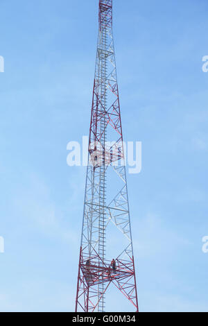 Gemeinsamen Fernmeldeturm über den blauen Himmel. Stockfoto