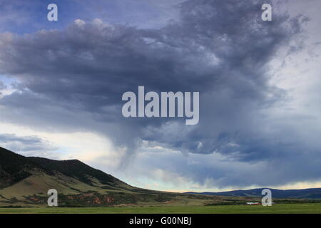 Schönen wolkenverhangenen Himmel in der Prärie Stockfoto